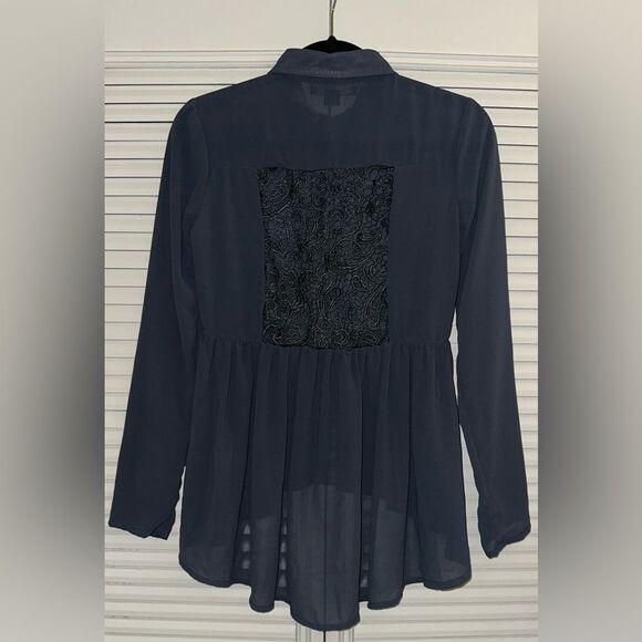 Paper Tee Women's Sheer Embroidered Back Peplum Style Button‎ Up Top Size S - Picture 3 of 9